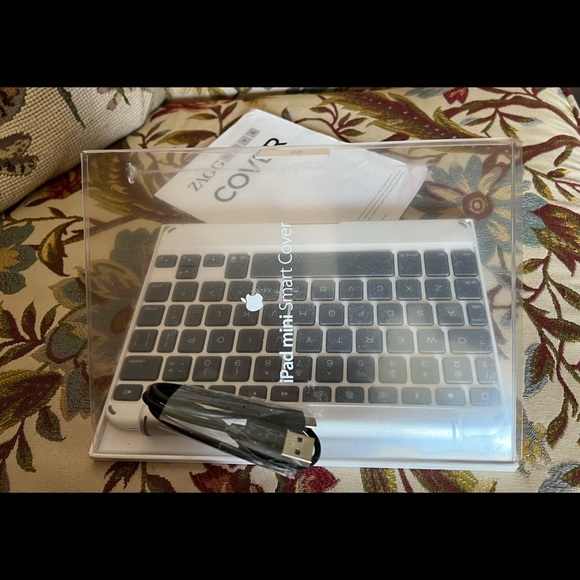 Like new - Zagg iPad Mini Smart Cover Keyboard - Picture 4 of 6
